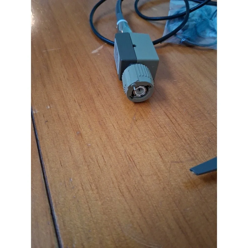 Passive oscilloscope probe from Tektronix Tek P6138.